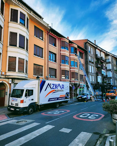 Empresa de mudanzas en Vitoria - Equipo Azkar realizando un traslado profesional