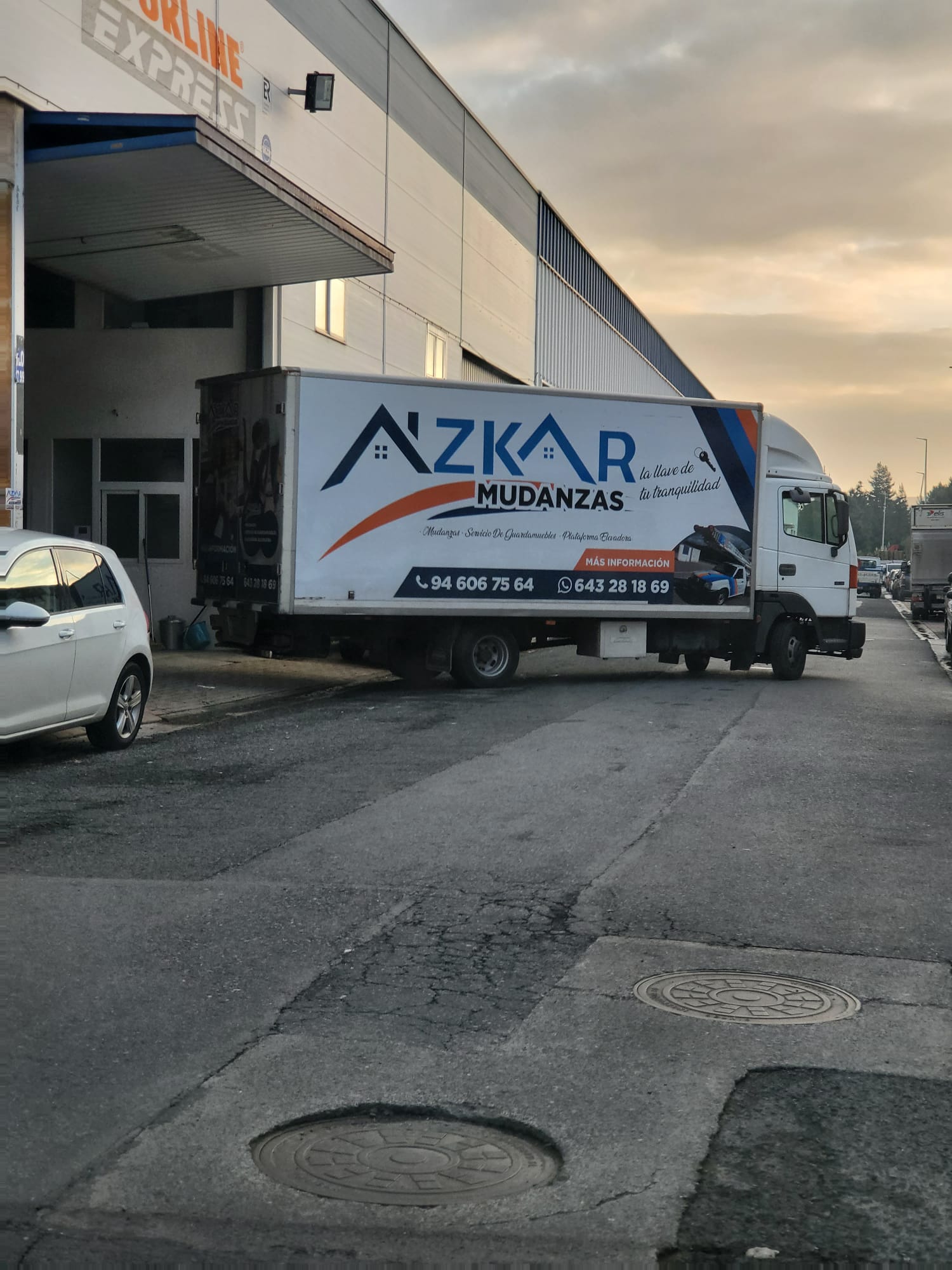 Camión de mudanzas en Vitoria - Servicio de mudanzas Azkar en Vitoria-Gasteiz