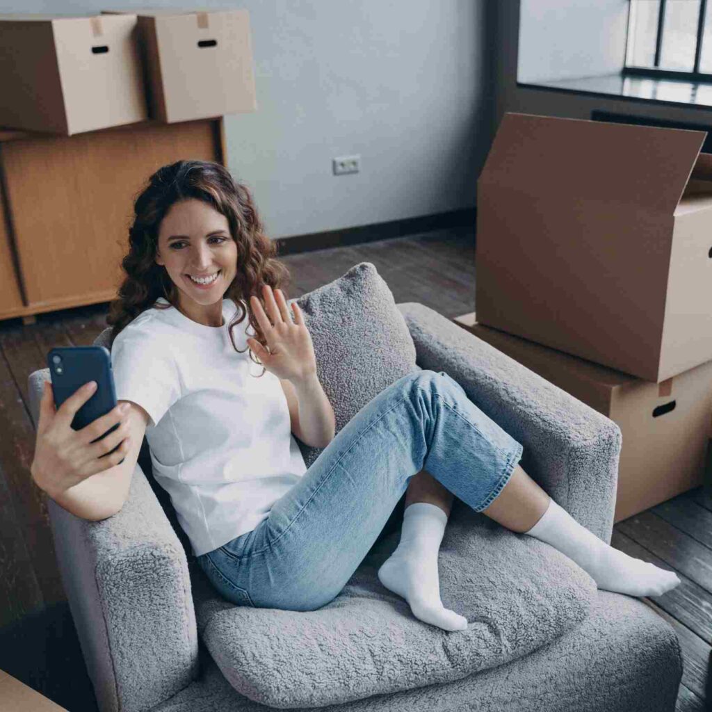 Mujer feliz on los servicios de mudanza