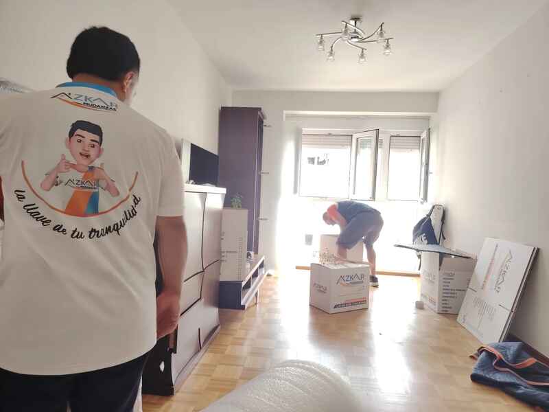 equipo profesional realizando mudanzas en vitoria