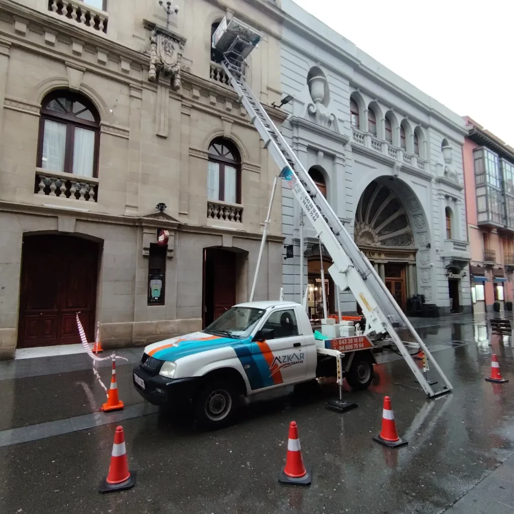 Plataforma elevadora Azkar Mudanzas en el Casco Viejo de Vitoria-Gasteiz